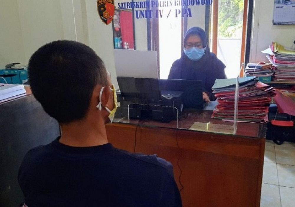 Tersangka pemerkosaan saat diperiksa petugas. 