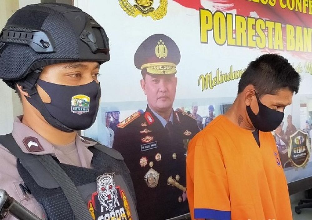 Dukun palsu yang mencabuli korban (kanan) saat ditunjukkan dalam rilis di Polresta Banyuwangi. S