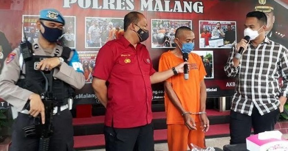 Sukir pelaku pencabulan terhadap siswi SMA saat ditanya petugas dalam rilis. 