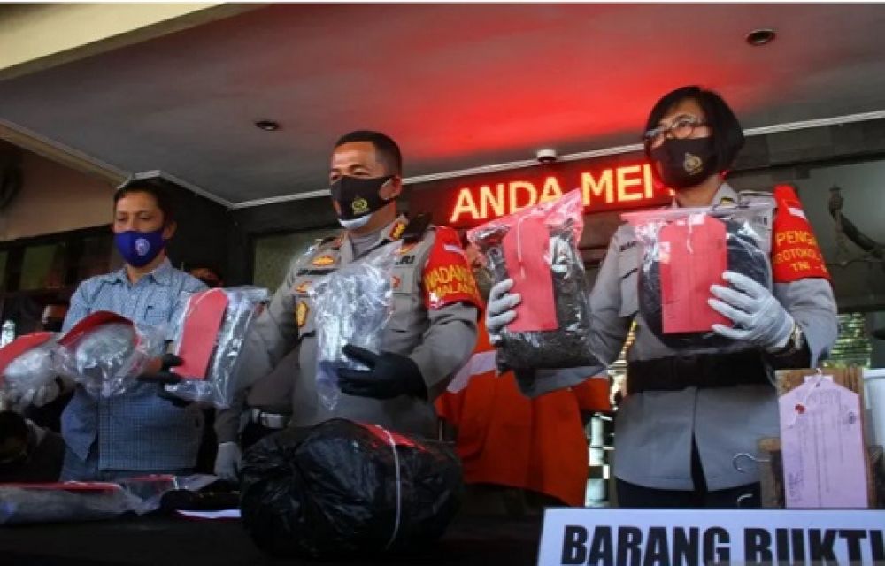 Petugas menunjukkan barang bukti berupa ganja siap edar yang disita dari tangan tersangka di Polresta Malang Kota, Selasa (25/8). 