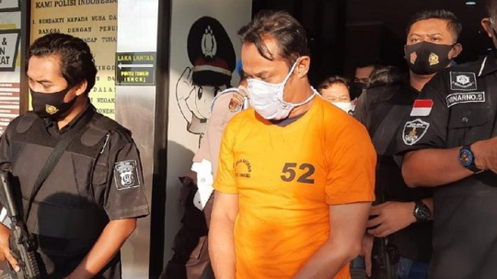 TL, tersangka pencurian motor Harley Davidson saat digelandang petugas.