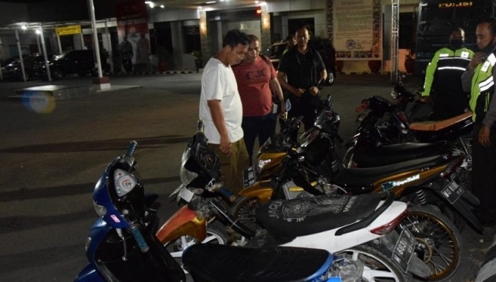 Petugas saat membeber sejumlah motor yang diamankan dari Razia balap liar yang dilakukan pada Minggu (18/10) malam. 