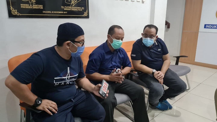 Terpidana kasus penipuan, Uneng Cahyadi (tengah) saat diamankan tim Intelejen Kejaksaan Agung. 