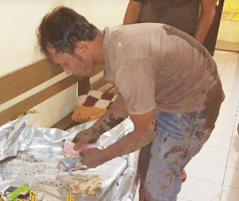 Satu penjudi yang berhasil diamankan petugas dari penggerebekan arena judi di Situbondo. 