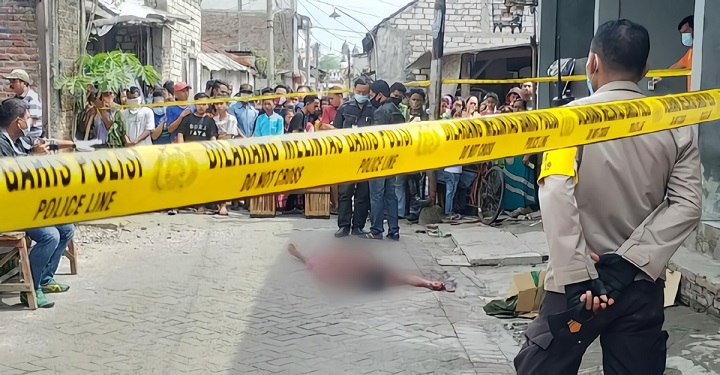 Jasad korban ditutupi kardus jadi tontonan warga sekitar. SP/Hendarwanto