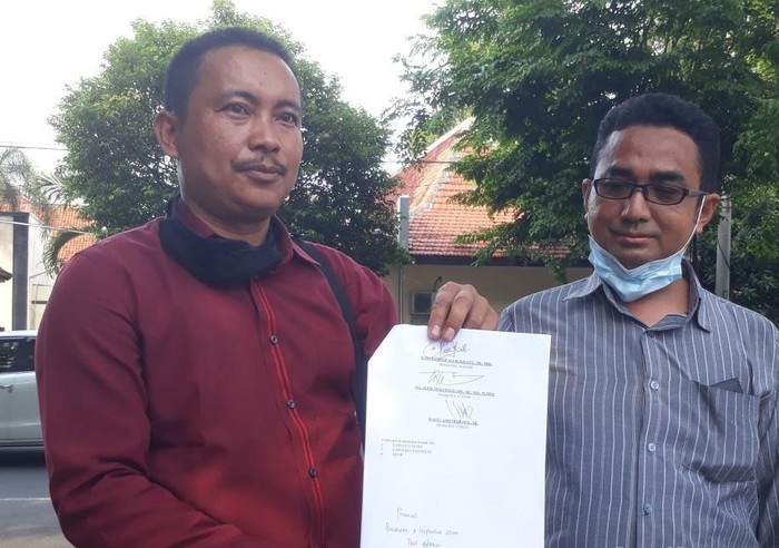 Ahmad Soleh, kuasa hukum pelapor saat menunjukkan surat aduan. 