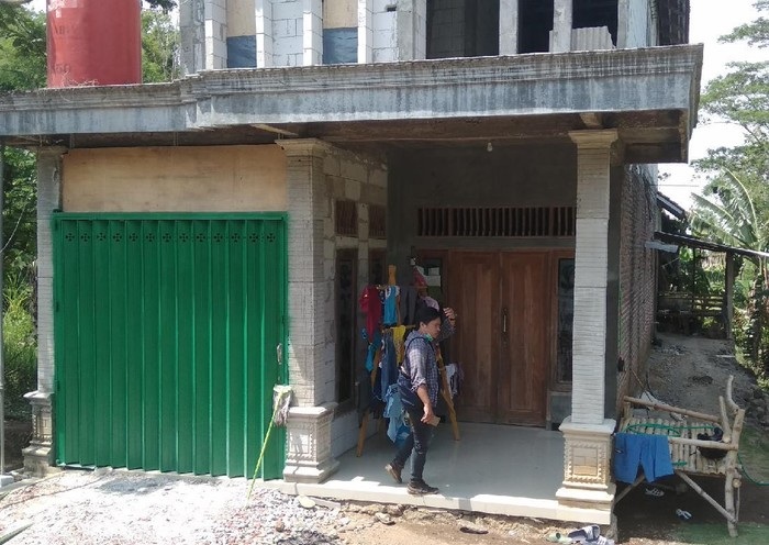 Kediaman korban yang dimasuki orang tak dikenal diduga hendak merampok. 