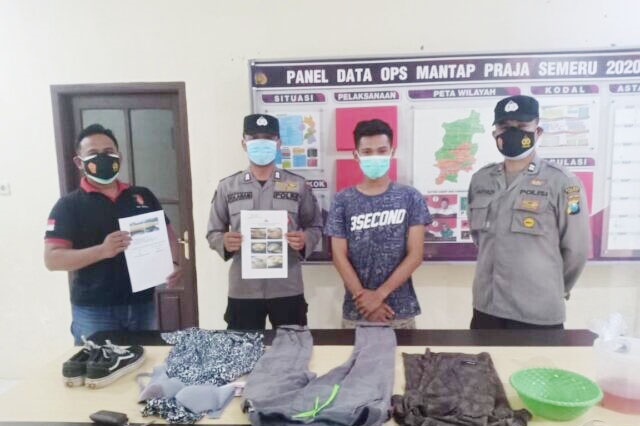 Pelaku saat diamankan polisi berikut barang bukti. 