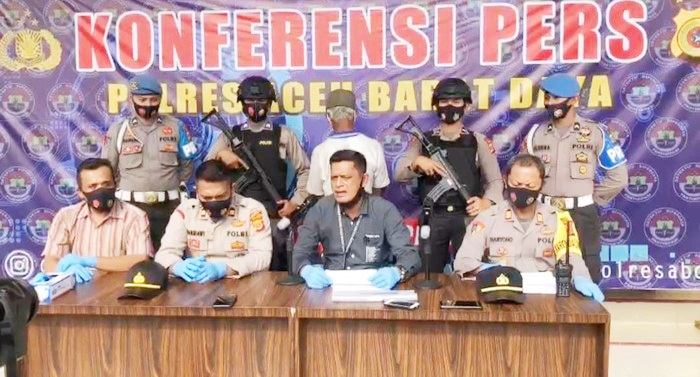 Polres Aceh Barat Daya AKP Erjan Dasmi saat menggelar konferensi pers kasus perawat tergeletak di jalan dengan tangan terputus.
