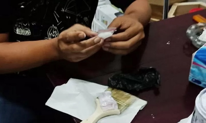 Petugas menunjukkan barang bukti sabu yang coba diselundupkan ke dalam lapas melalui kaleng cat. 