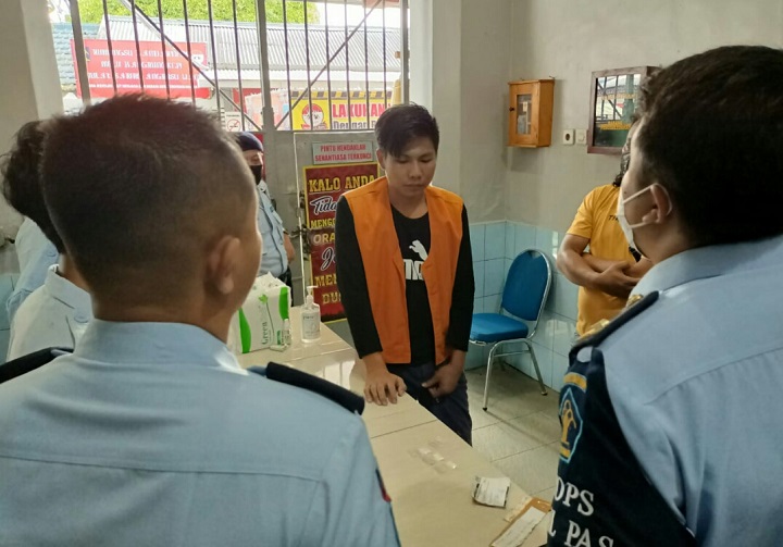 FK, penghuni rutan yang menerima paketan sabu di dalam kardus. 