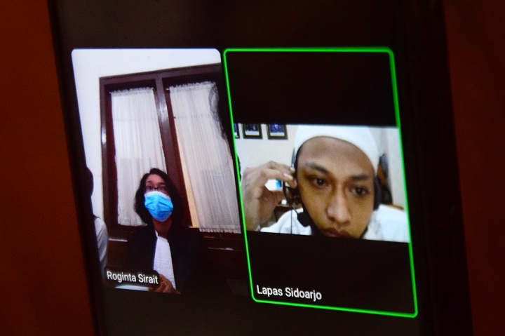 Terdakwa Riski Dwi Yuliawan (Kanan) menjalani sidang online di Ruang Chandra, Pengadilan Negeri Sidoarjo, Sidoarjo, Rabu (18/11). SP/Patrik Cahyo