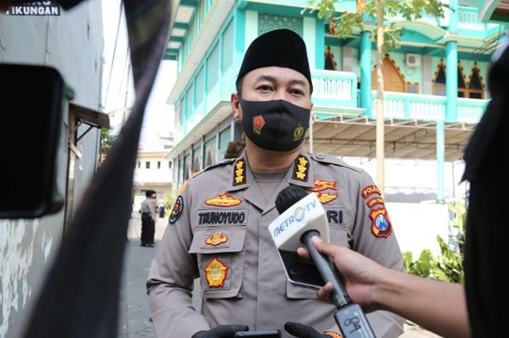 Kabid Humas Polda Jatim Kombes Pol Trunoyudo Wisnu Andhiko saat dikonfirmasi wartawan terkait perkembangan kasus predator fetish kain jarik. 