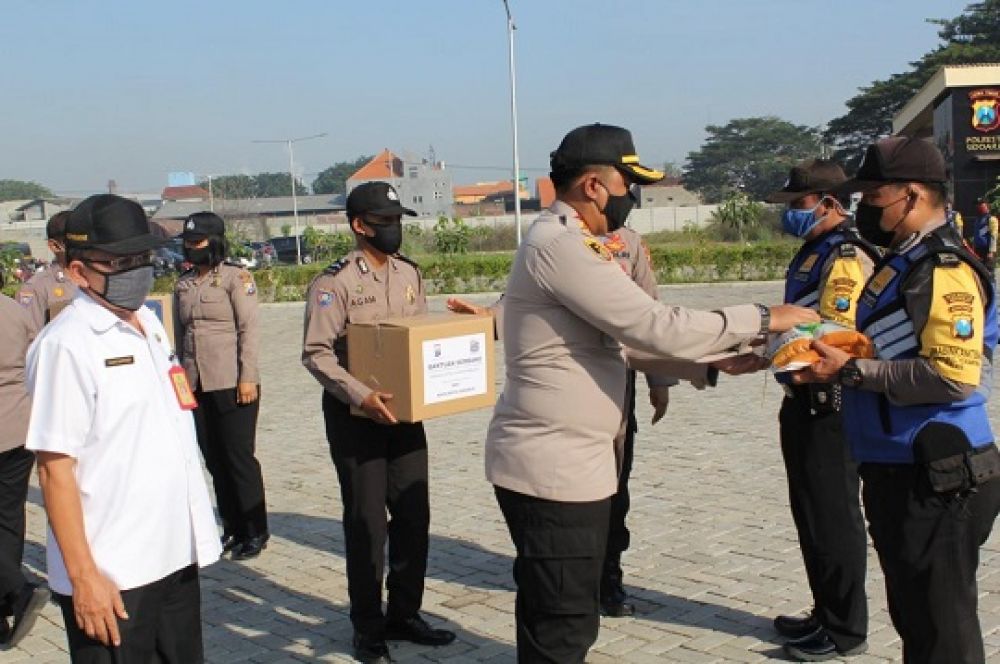 Penyerahan bantuan beras yang diwakili Babinkamtibmas. SP/sg