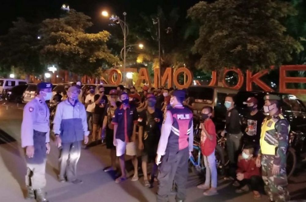Petugas gabungan membubarkan kerumunan pesepeda di alun-alun kota Mojokerto, Sabtu (13/6) malam.