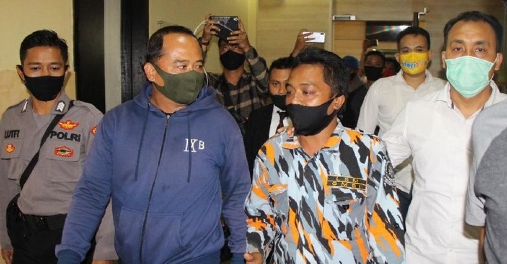 Ketua Gerakan Masyarakat Bawah Indonesia (GMBI) distrik Banyuwangi Subandik (37) dibawa ke Polda Jatim usai menjalani pemeriksaan di Mapolresta Banyuwangi dalam kasus dugaan penganiayaan Dokter jaga di Banyuwangi.