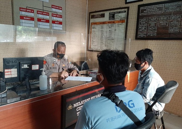 Korban saat melaporkan aksi begal yang menimpanya kepada polisi. 