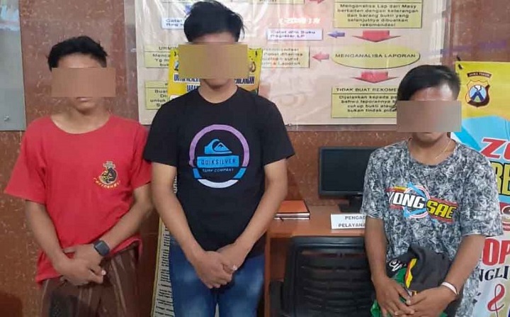 Ketiga remaja yang diamankan polisi usai membacok seorang pria di Pasuruan. 