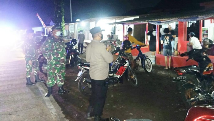 Petugas gabungan membubarkan kerumunan di plesengan Pantai Ancol. 