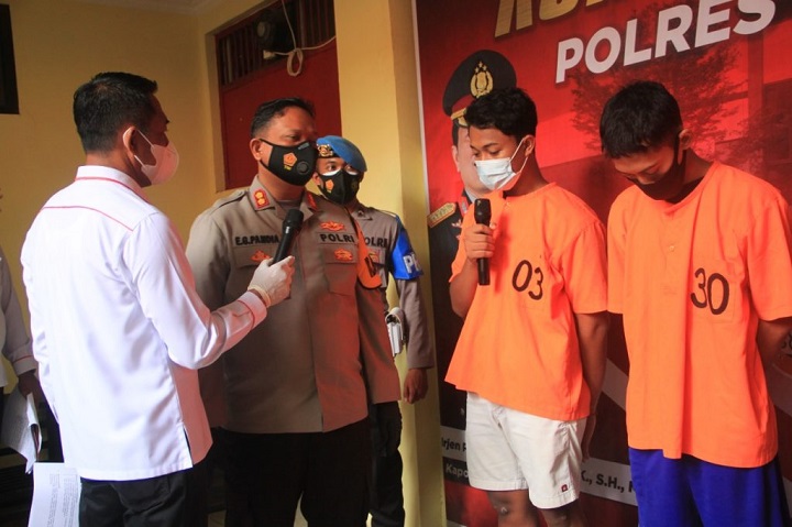 Kapolres Bojonegoro, AKBP Eva Guna Pandia saat menginterogasi para pelaku. 