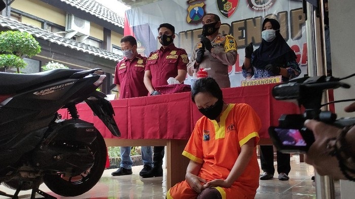 Kapolres Lamongan AKBP Miko Indrayana saat merilis kasus di mapolres. 