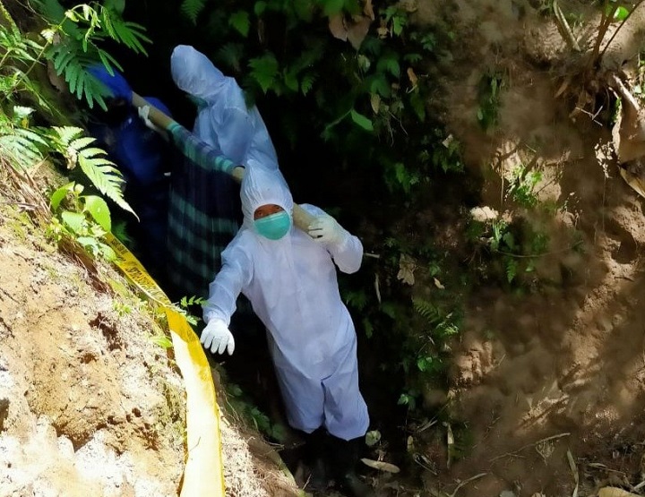 Petugas mengevakuasi jasad kakek yang membusuk di dalam jurang. 