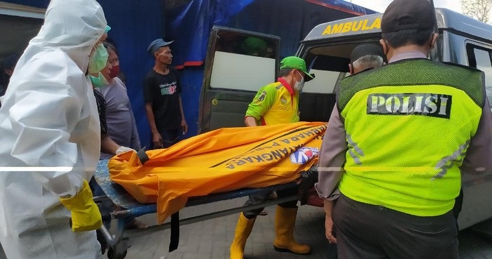 Petugas mengevakuasi jasad Deri alias Brewok yang ditemukan gantung diri di salah satu lapak di terminal Porong.