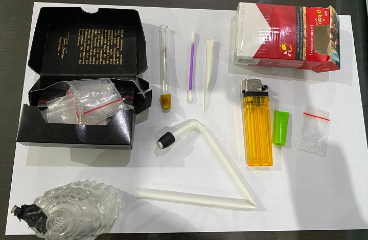 Barang bukti yang diamankan polisi dari penggerebekan di sebuah rumah kos di jalan Kejawan Putih, Surabaya. SP/Septyan