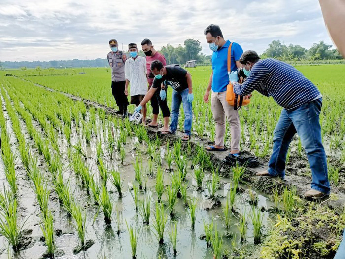 Polisi melakukan olah TKP di tempat kejadian. 