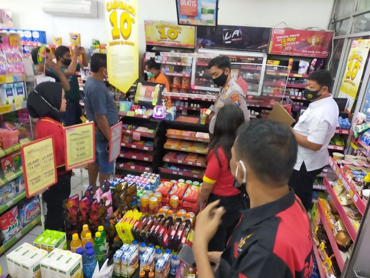 Polisi melakukan olah TKP di lokasi kejadian. 