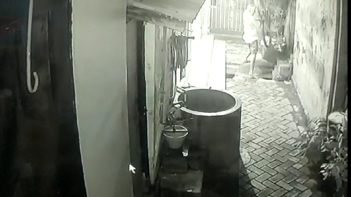  Tangkapan layar rekaman CCTV aksi pencurian di sekitar lokasi.
