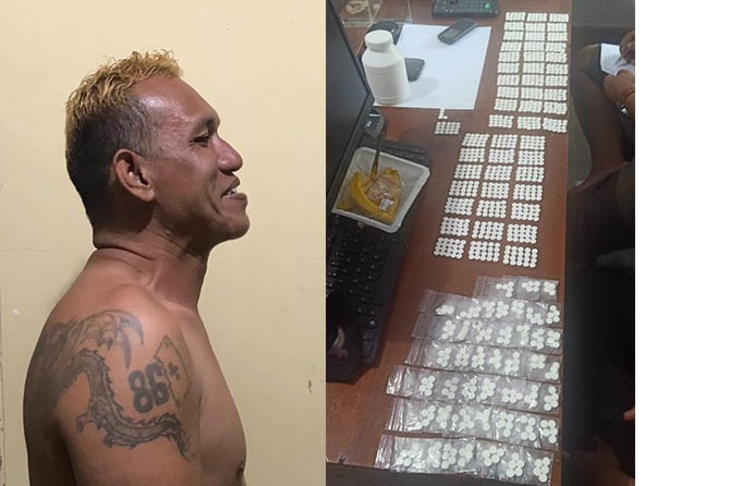 Tersangka dan barang bukti pil koplo saat berada di Polsek Pakuniran. 