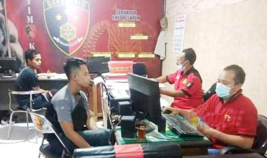 Pelaku saat menjalani pemeriksaan di Polres Jember.