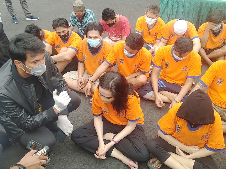 Ayik Tirana dan puluhan tersangka kasus narkoba saat rilis kasus di Polrestabes Surabaya. SP/Septyan