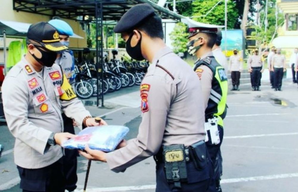 Kapolres Lumajang AKBP Deddy Foury Millewa menyerahkan obat dan alat pelindung diri (APD), pada anggota di halaman Mapolres Lumajang, Senin (15/6/2020). SP/lim