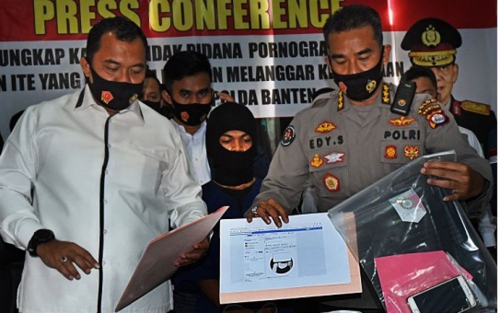 Direskrimsus Polda Banten, Kombes Pol Nunung Syaifudin didampingi Kabid Humas Polda Banten Kombes Pol Edy Sumardi menyampaikan keterangan pers terkait penangkapan tersangka kasus penyebaran pornografi terhadap anak dibawah umur, Serang, Rabu (26/8). 