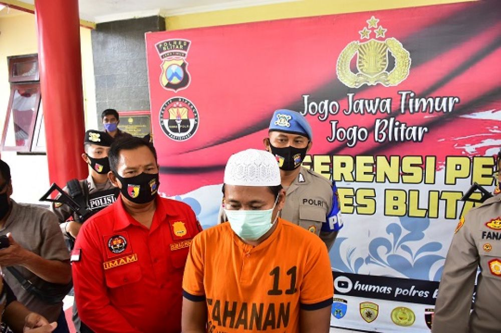 Pelaku saat dihadirkan dalam rilis. SP/Les