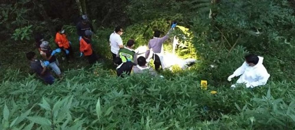 Petugas Satreskrim Polres Mojokerto melakukan olah TKP di lokasi penemuan mayat. 