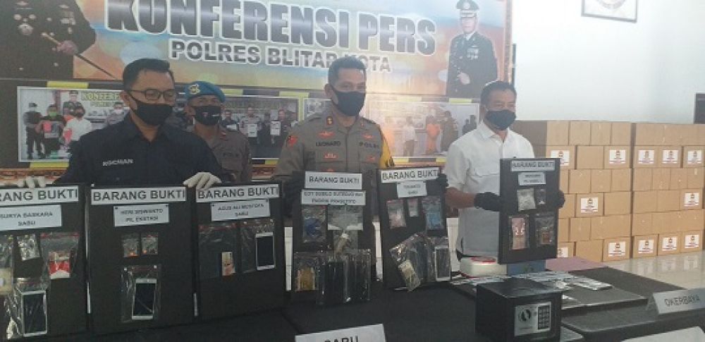 Polisi menunjukkan barang bukti hasil tangkapan dari 8 kasus peredaran narkoba dengan 9 tersangka. SP/les