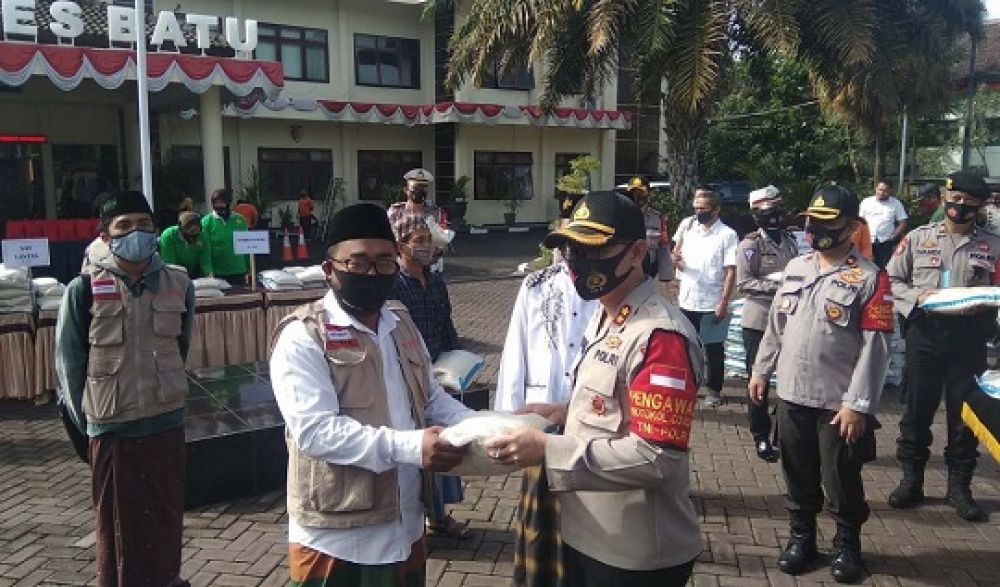 Kapolres Batu AKBP Harviadhi Agung Prathama memberikan bantuan paket sembako untuk ponpes melalui pengasuh.