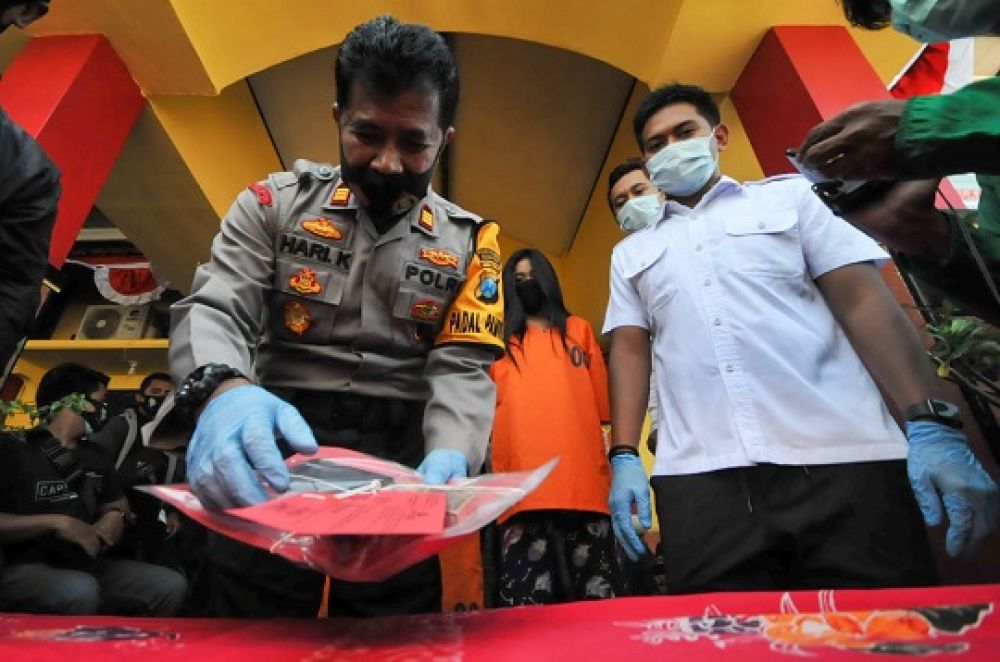 Kapolsek Asemrowo AKP Hari Kurniawan menunjukkan barang bukti saat rilis kasus narkoba di Mapolsek Asemrowo. SP/Julian