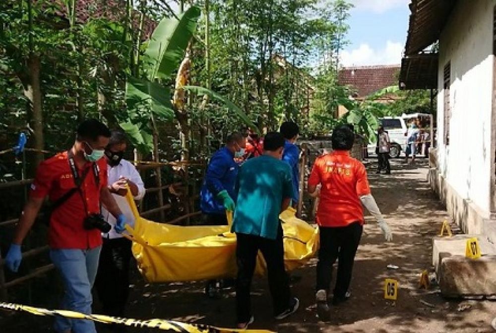 Petugas mengevakuasi jenazah korban.