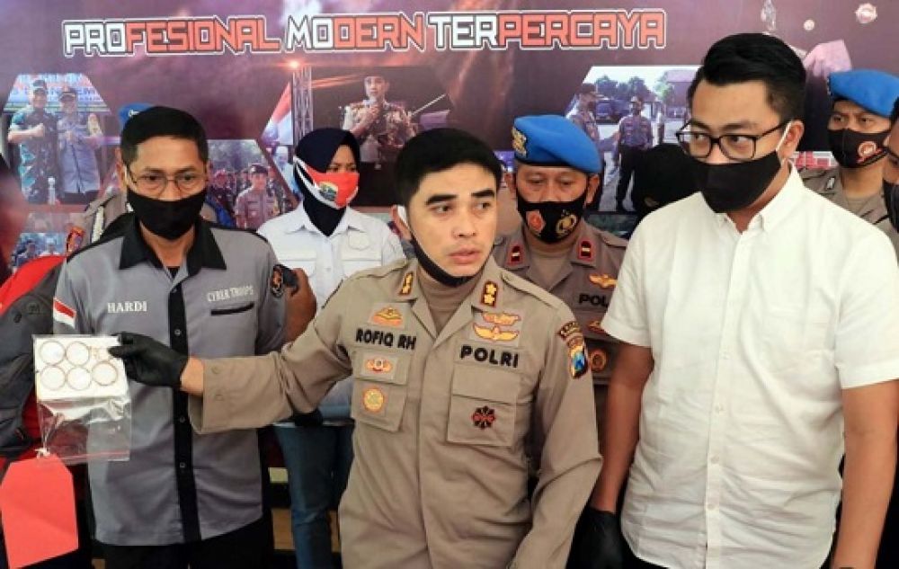 Polisi menunjukkan barang bukti kasus pembunuhan Raisa (5) bocah malang yang jasadnya ditemukan di saluran irigasi. 