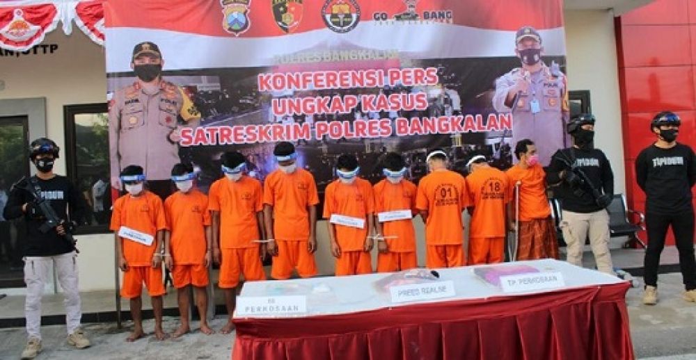 Ke-8 pelaku pemerkosaan terhadap janda di Bangkalan saat dihadirkan dalam rilis kasus di Mapolres Bangkalan, Rabu (8/7). 