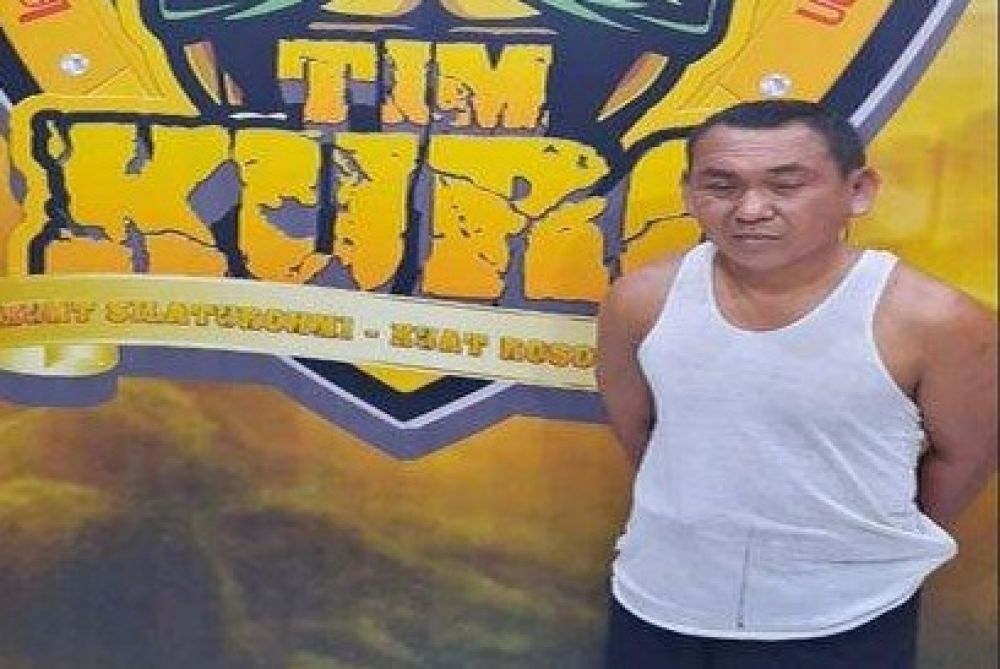 Slamet Hariyanto (45) tersangka yang tega memperkosa anak kandungnya yang masih duduk di bangku SMP.