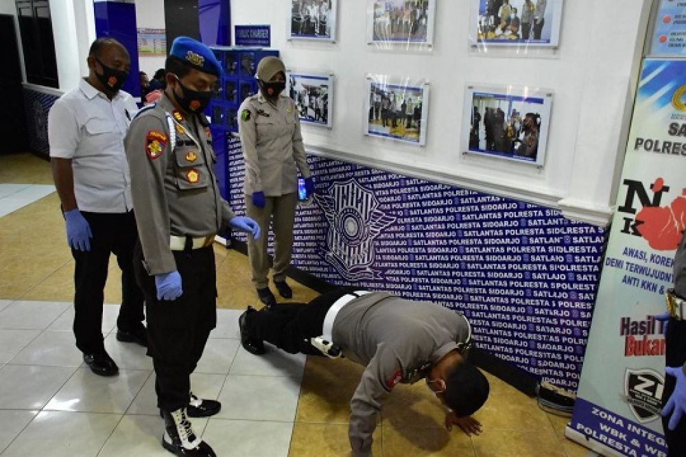 Propam Polresta Sidoarjo menghukum anggota yang melanggar protokol kesehatan