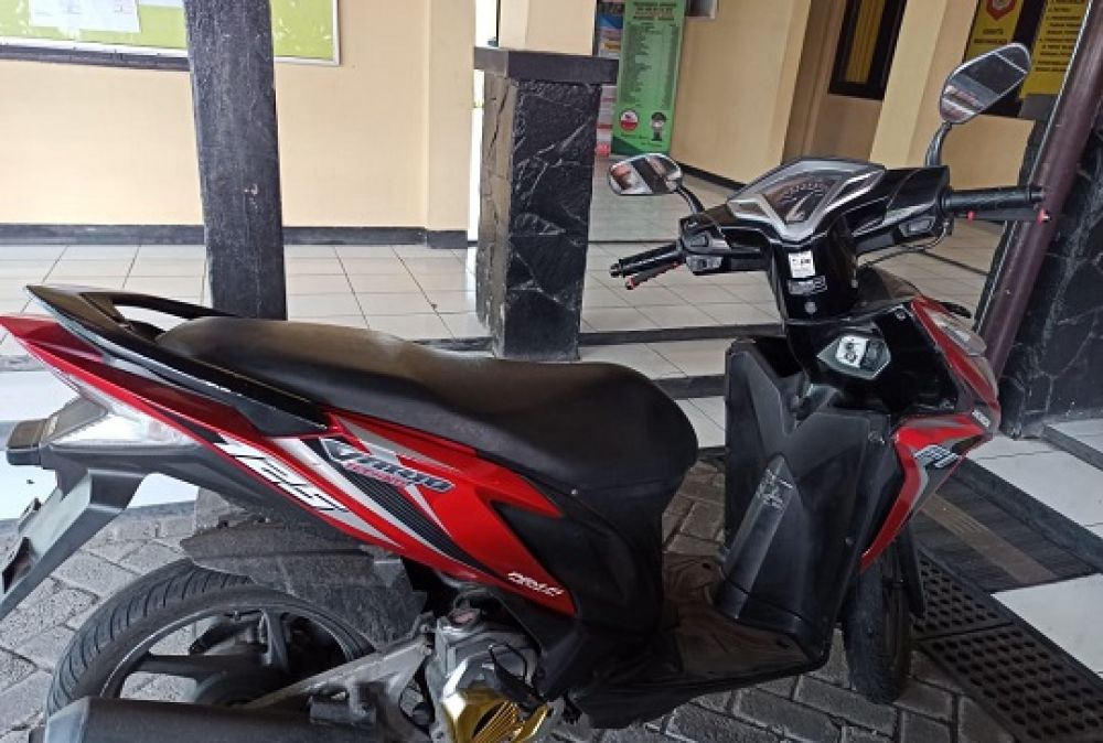 Pelaku penggelapan dan barang bukti motor yang diamankan petugas. SP/jemmi