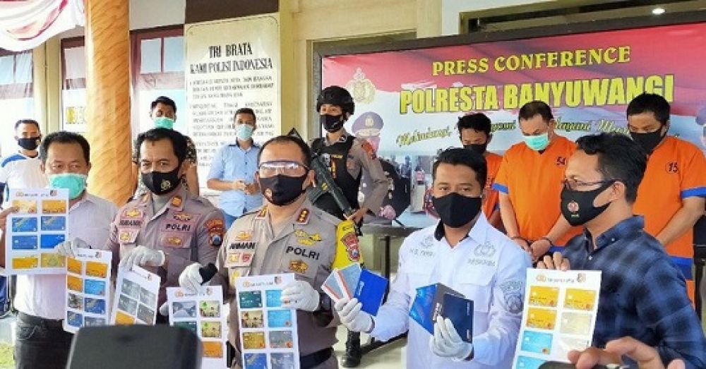 Polisi menunjukkan barang bukti dan pelaku penipuan online dalam rilis di Polresta Banyuwangi. 
