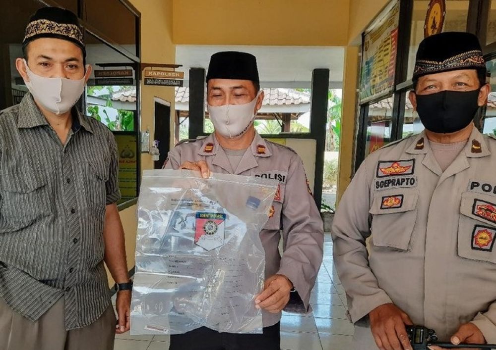 Polisi menunjukkan barang bukti botol miras oplosan yang digunakan saat pesta miras. 