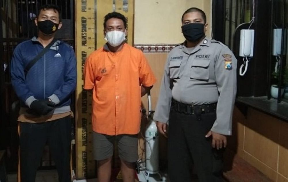 Andi Kurniawan (tengah) saat diamankan setelah digerebek hendak menggelar pesta sabu.